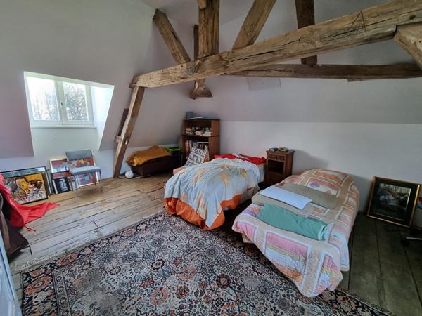 Manoir fin 17ème siècle et 5 maisons en location à vendre à LIFFRE, environ 800m² de superficie (400m² manoir et 406m² de logements locatifs), 11 hectares de parcelle.