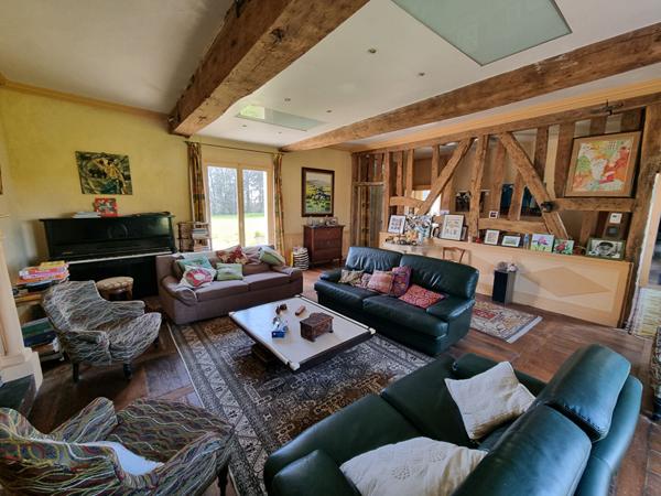 Manoir fin 17ème siècle et 5 maisons en location à vendre à LIFFRE, environ 800m² de superficie (400m² manoir et 406m² de logements locatifs), 11 hectares de parcelle.