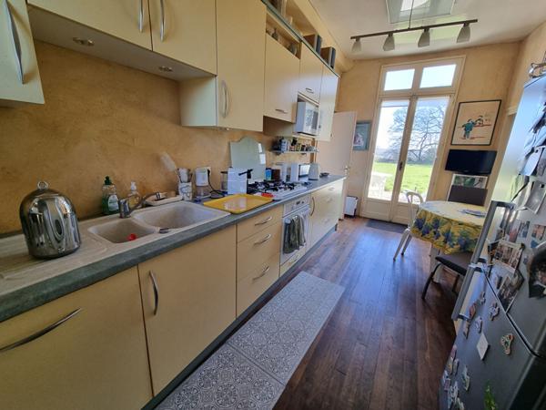 Manoir fin 17ème siècle et 5 maisons en location à vendre à LIFFRE, environ 800m² de superficie (400m² manoir et 406m² de logements locatifs), 11 hectares de parcelle.