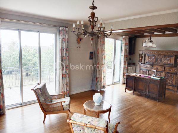 – Maison familiale avec grand terrain à Montgeron 
Située dans un quartier exclusivement pavillonnaire, cette grande maison individuelle séduit par ses volumes généreux, sa luminosité et son cadre de vie privilégié, pour une vie de famille.
Bâtie sur une parcelle de 1064m² parfaitement exposée.
 Maison spacieuse de 177 m² (surface utile de 270m² environ ) offrant un magnifique potentiel,elle constitue une opportunité rare dans ce secteur privilégié.

Elle se compose de 6 chambres réparties sur plusieurs niveaux, d'une très grande cuisine avec accès direct à la véranda, d'un espace de vie avec accès direct à une très grande terrasse, deux chambres en rez-de-chaussée, une salle de douche ,un WC, le tout édifier sur un sous-sol total   .
À l'étage, trois chambres, voire quatre, une très grande salle de bain, un WC, plusieurs dressings ,un, bureau
Idéales pour une grande famille ou pour accueillir un espace de travail et de loisirs. La maison dispose également de plusieurs dressings apportant un confort de rangement appréciable.
Au sous-sol,un espace d'environ 80m² avec salle d'eau, une buanderie ,un WC, un double garage

À rénover, cette propriété laisse libre cours à vos envies d’aménagement et de modernisation pour en faire la maison de vos rêves. Son vaste terrain permet d’imaginer de beaux aménagements extérieurs : jardin paysager, espace détente ou encore piscine.

Un bien rare sur le marché, à découvrir sans tarder.² Sur un terrain de 1064m²
Pour vos questions ou visites, je suis joignable 7/7 au 06.12.78.84.47.
J'accueille bien volontiers les clients de mes confrères