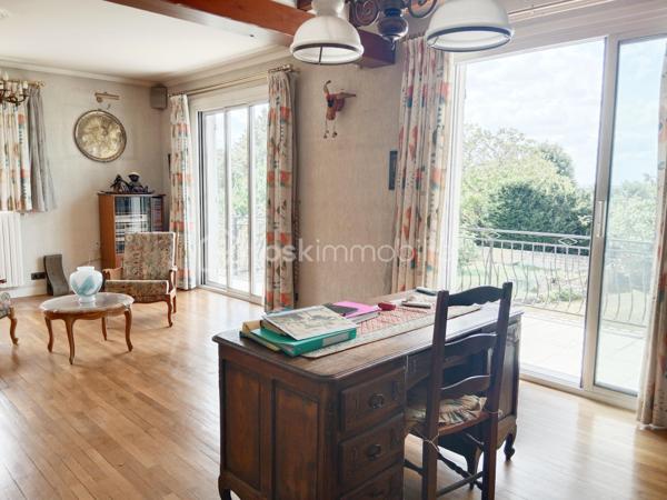 – Maison familiale avec grand terrain à Montgeron 
Située dans un quartier exclusivement pavillonnaire, cette grande maison individuelle séduit par ses volumes généreux, sa luminosité et son cadre de vie privilégié, pour une vie de famille.
Bâtie sur une parcelle de 1064m² parfaitement exposée.
 Maison spacieuse de 177 m² (surface utile de 270m² environ ) offrant un magnifique potentiel,elle constitue une opportunité rare dans ce secteur privilégié.

Elle se compose de 6 chambres réparties sur plusieurs niveaux, d'une très grande cuisine avec accès direct à la véranda, d'un espace de vie avec accès direct à une très grande terrasse, deux chambres en rez-de-chaussée, une salle de douche ,un WC, le tout édifier sur un sous-sol total   .
À l'étage, trois chambres, voire quatre, une très grande salle de bain, un WC, plusieurs dressings ,un, bureau
Idéales pour une grande famille ou pour accueillir un espace de travail et de loisirs. La maison dispose également de plusieurs dressings apportant un confort de rangement appréciable.
Au sous-sol,un espace d'environ 80m² avec salle d'eau, une buanderie ,un WC, un double garage

À rénover, cette propriété laisse libre cours à vos envies d’aménagement et de modernisation pour en faire la maison de vos rêves. Son vaste terrain permet d’imaginer de beaux aménagements extérieurs : jardin paysager, espace détente ou encore piscine.

Un bien rare sur le marché, à découvrir sans tarder.² Sur un terrain de 1064m²
Pour vos questions ou visites, je suis joignable 7/7 au 06.12.78.84.47.
J'accueille bien volontiers les clients de mes confrères