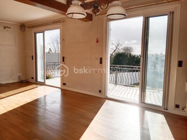 – Maison familiale avec grand terrain à Montgeron 
Située dans un quartier exclusivement pavillonnaire, cette grande maison individuelle séduit par ses volumes généreux, sa luminosité et son cadre de vie privilégié, pour une vie de famille.
Bâtie sur une parcelle de 1064m² parfaitement exposée.
 Maison spacieuse de 177 m² (surface utile de 270m² environ ) offrant un magnifique potentiel,elle constitue une opportunité rare dans ce secteur privilégié.

Elle se compose de 6 chambres réparties sur plusieurs niveaux, d'une très grande cuisine avec accès direct à la véranda, d'un espace de vie avec accès direct à une très grande terrasse, deux chambres en rez-de-chaussée, une salle de douche ,un WC, le tout édifier sur un sous-sol total   .
À l'étage, trois chambres, voire quatre, une très grande salle de bain, un WC, plusieurs dressings ,un, bureau
Idéales pour une grande famille ou pour accueillir un espace de travail et de loisirs. La maison dispose également de plusieurs dressings apportant un confort de rangement appréciable.
Au sous-sol,un espace d'environ 80m² avec salle d'eau, une buanderie ,un WC, un double garage

À rénover, cette propriété laisse libre cours à vos envies d’aménagement et de modernisation pour en faire la maison de vos rêves. Son vaste terrain permet d’imaginer de beaux aménagements extérieurs : jardin paysager, espace détente ou encore piscine.

Un bien rare sur le marché, à découvrir sans tarder.² Sur un terrain de 1064m²
Pour vos questions ou visites, je suis joignable 7/7 au 06.12.78.84.47.
J'accueille bien volontiers les clients de mes confrères