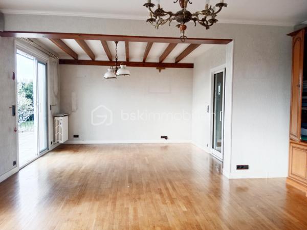 – Maison familiale avec grand terrain à Montgeron 
Située dans un quartier exclusivement pavillonnaire, cette grande maison individuelle séduit par ses volumes généreux, sa luminosité et son cadre de vie privilégié, pour une vie de famille.
Bâtie sur une parcelle de 1064m² parfaitement exposée.
 Maison spacieuse de 177 m² (surface utile de 270m² environ ) offrant un magnifique potentiel,elle constitue une opportunité rare dans ce secteur privilégié.

Elle se compose de 6 chambres réparties sur plusieurs niveaux, d'une très grande cuisine avec accès direct à la véranda, d'un espace de vie avec accès direct à une très grande terrasse, deux chambres en rez-de-chaussée, une salle de douche ,un WC, le tout édifier sur un sous-sol total   .
À l'étage, trois chambres, voire quatre, une très grande salle de bain, un WC, plusieurs dressings ,un, bureau
Idéales pour une grande famille ou pour accueillir un espace de travail et de loisirs. La maison dispose également de plusieurs dressings apportant un confort de rangement appréciable.
Au sous-sol,un espace d'environ 80m² avec salle d'eau, une buanderie ,un WC, un double garage

À rénover, cette propriété laisse libre cours à vos envies d’aménagement et de modernisation pour en faire la maison de vos rêves. Son vaste terrain permet d’imaginer de beaux aménagements extérieurs : jardin paysager, espace détente ou encore piscine.

Un bien rare sur le marché, à découvrir sans tarder.² Sur un terrain de 1064m²
Pour vos questions ou visites, je suis joignable 7/7 au 06.12.78.84.47.
J'accueille bien volontiers les clients de mes confrères