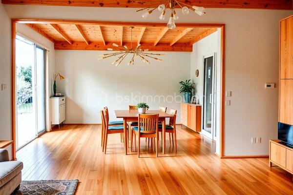 – Maison familiale avec grand terrain à Montgeron 
Située dans un quartier exclusivement pavillonnaire, cette grande maison individuelle séduit par ses volumes généreux, sa luminosité et son cadre de vie privilégié, pour une vie de famille.
Bâtie sur une parcelle de 1064m² parfaitement exposée.
 Maison spacieuse de 177 m² (surface utile de 270m² environ ) offrant un magnifique potentiel,elle constitue une opportunité rare dans ce secteur privilégié.

Elle se compose de 6 chambres réparties sur plusieurs niveaux, d'une très grande cuisine avec accès direct à la véranda, d'un espace de vie avec accès direct à une très grande terrasse, deux chambres en rez-de-chaussée, une salle de douche ,un WC, le tout édifier sur un sous-sol total   .
À l'étage, trois chambres, voire quatre, une très grande salle de bain, un WC, plusieurs dressings ,un, bureau
Idéales pour une grande famille ou pour accueillir un espace de travail et de loisirs. La maison dispose également de plusieurs dressings apportant un confort de rangement appréciable.
Au sous-sol,un espace d'environ 80m² avec salle d'eau, une buanderie ,un WC, un double garage

À rénover, cette propriété laisse libre cours à vos envies d’aménagement et de modernisation pour en faire la maison de vos rêves. Son vaste terrain permet d’imaginer de beaux aménagements extérieurs : jardin paysager, espace détente ou encore piscine.

Un bien rare sur le marché, à découvrir sans tarder.² Sur un terrain de 1064m²
Pour vos questions ou visites, je suis joignable 7/7 au 06.12.78.84.47.
J'accueille bien volontiers les clients de mes confrères