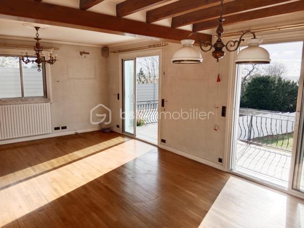– Maison familiale avec grand terrain à Montgeron 
Située dans un quartier exclusivement pavillonnaire, cette grande maison individuelle séduit par ses volumes généreux, sa luminosité et son cadre de vie privilégié, pour une vie de famille.
Bâtie sur une parcelle de 1064m² parfaitement exposée.
 Maison spacieuse de 177 m² (surface utile de 270m² environ ) offrant un magnifique potentiel,elle constitue une opportunité rare dans ce secteur privilégié.

Elle se compose de 6 chambres réparties sur plusieurs niveaux, d'une très grande cuisine avec accès direct à la véranda, d'un espace de vie avec accès direct à une très grande terrasse, deux chambres en rez-de-chaussée, une salle de douche ,un WC, le tout édifier sur un sous-sol total   .
À l'étage, trois chambres, voire quatre, une très grande salle de bain, un WC, plusieurs dressings ,un, bureau
Idéales pour une grande famille ou pour accueillir un espace de travail et de loisirs. La maison dispose également de plusieurs dressings apportant un confort de rangement appréciable.
Au sous-sol,un espace d'environ 80m² avec salle d'eau, une buanderie ,un WC, un double garage

À rénover, cette propriété laisse libre cours à vos envies d’aménagement et de modernisation pour en faire la maison de vos rêves. Son vaste terrain permet d’imaginer de beaux aménagements extérieurs : jardin paysager, espace détente ou encore piscine.

Un bien rare sur le marché, à découvrir sans tarder.² Sur un terrain de 1064m²
Pour vos questions ou visites, je suis joignable 7/7 au 06.12.78.84.47.
J'accueille bien volontiers les clients de mes confrères