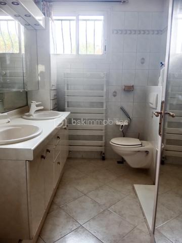 – Maison familiale avec grand terrain à Montgeron 
Située dans un quartier exclusivement pavillonnaire, cette grande maison individuelle séduit par ses volumes généreux, sa luminosité et son cadre de vie privilégié, pour une vie de famille.
Bâtie sur une parcelle de 1064m² parfaitement exposée.
 Maison spacieuse de 177 m² (surface utile de 270m² environ ) offrant un magnifique potentiel,elle constitue une opportunité rare dans ce secteur privilégié.

Elle se compose de 6 chambres réparties sur plusieurs niveaux, d'une très grande cuisine avec accès direct à la véranda, d'un espace de vie avec accès direct à une très grande terrasse, deux chambres en rez-de-chaussée, une salle de douche ,un WC, le tout édifier sur un sous-sol total   .
À l'étage, trois chambres, voire quatre, une très grande salle de bain, un WC, plusieurs dressings ,un, bureau
Idéales pour une grande famille ou pour accueillir un espace de travail et de loisirs. La maison dispose également de plusieurs dressings apportant un confort de rangement appréciable.
Au sous-sol,un espace d'environ 80m² avec salle d'eau, une buanderie ,un WC, un double garage

À rénover, cette propriété laisse libre cours à vos envies d’aménagement et de modernisation pour en faire la maison de vos rêves. Son vaste terrain permet d’imaginer de beaux aménagements extérieurs : jardin paysager, espace détente ou encore piscine.

Un bien rare sur le marché, à découvrir sans tarder.² Sur un terrain de 1064m²
Pour vos questions ou visites, je suis joignable 7/7 au 06.12.78.84.47.
J'accueille bien volontiers les clients de mes confrères