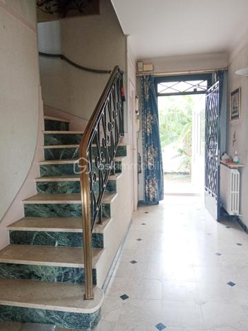 – Maison familiale avec grand terrain à Montgeron 
Située dans un quartier exclusivement pavillonnaire, cette grande maison individuelle séduit par ses volumes généreux, sa luminosité et son cadre de vie privilégié, pour une vie de famille.
Bâtie sur une parcelle de 1064m² parfaitement exposée.
 Maison spacieuse de 177 m² (surface utile de 270m² environ ) offrant un magnifique potentiel,elle constitue une opportunité rare dans ce secteur privilégié.

Elle se compose de 6 chambres réparties sur plusieurs niveaux, d'une très grande cuisine avec accès direct à la véranda, d'un espace de vie avec accès direct à une très grande terrasse, deux chambres en rez-de-chaussée, une salle de douche ,un WC, le tout édifier sur un sous-sol total   .
À l'étage, trois chambres, voire quatre, une très grande salle de bain, un WC, plusieurs dressings ,un, bureau
Idéales pour une grande famille ou pour accueillir un espace de travail et de loisirs. La maison dispose également de plusieurs dressings apportant un confort de rangement appréciable.
Au sous-sol,un espace d'environ 80m² avec salle d'eau, une buanderie ,un WC, un double garage

À rénover, cette propriété laisse libre cours à vos envies d’aménagement et de modernisation pour en faire la maison de vos rêves. Son vaste terrain permet d’imaginer de beaux aménagements extérieurs : jardin paysager, espace détente ou encore piscine.

Un bien rare sur le marché, à découvrir sans tarder.² Sur un terrain de 1064m²
Pour vos questions ou visites, je suis joignable 7/7 au 06.12.78.84.47.
J'accueille bien volontiers les clients de mes confrères