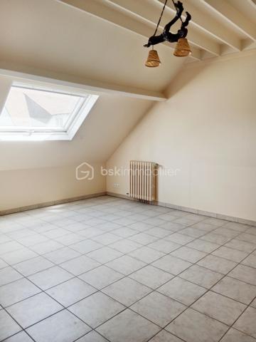 – Maison familiale avec grand terrain à Montgeron 
Située dans un quartier exclusivement pavillonnaire, cette grande maison individuelle séduit par ses volumes généreux, sa luminosité et son cadre de vie privilégié, pour une vie de famille.
Bâtie sur une parcelle de 1064m² parfaitement exposée.
 Maison spacieuse de 177 m² (surface utile de 270m² environ ) offrant un magnifique potentiel,elle constitue une opportunité rare dans ce secteur privilégié.

Elle se compose de 6 chambres réparties sur plusieurs niveaux, d'une très grande cuisine avec accès direct à la véranda, d'un espace de vie avec accès direct à une très grande terrasse, deux chambres en rez-de-chaussée, une salle de douche ,un WC, le tout édifier sur un sous-sol total   .
À l'étage, trois chambres, voire quatre, une très grande salle de bain, un WC, plusieurs dressings ,un, bureau
Idéales pour une grande famille ou pour accueillir un espace de travail et de loisirs. La maison dispose également de plusieurs dressings apportant un confort de rangement appréciable.
Au sous-sol,un espace d'environ 80m² avec salle d'eau, une buanderie ,un WC, un double garage

À rénover, cette propriété laisse libre cours à vos envies d’aménagement et de modernisation pour en faire la maison de vos rêves. Son vaste terrain permet d’imaginer de beaux aménagements extérieurs : jardin paysager, espace détente ou encore piscine.

Un bien rare sur le marché, à découvrir sans tarder.² Sur un terrain de 1064m²
Pour vos questions ou visites, je suis joignable 7/7 au 06.12.78.84.47.
J'accueille bien volontiers les clients de mes confrères