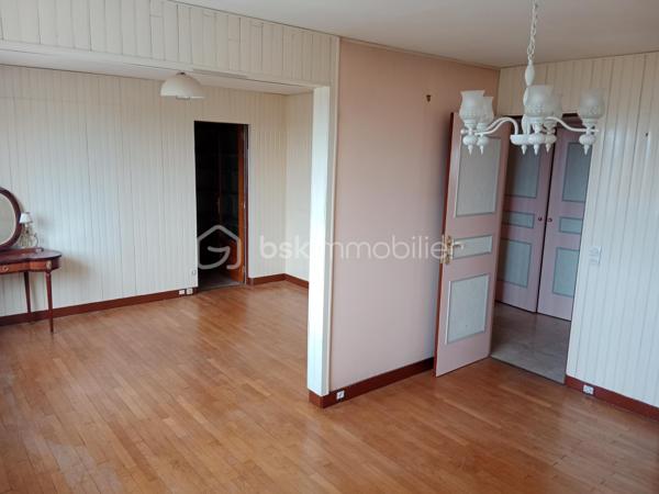 – Maison familiale avec grand terrain à Montgeron 
Située dans un quartier exclusivement pavillonnaire, cette grande maison individuelle séduit par ses volumes généreux, sa luminosité et son cadre de vie privilégié, pour une vie de famille.
Bâtie sur une parcelle de 1064m² parfaitement exposée.
 Maison spacieuse de 177 m² (surface utile de 270m² environ ) offrant un magnifique potentiel,elle constitue une opportunité rare dans ce secteur privilégié.

Elle se compose de 6 chambres réparties sur plusieurs niveaux, d'une très grande cuisine avec accès direct à la véranda, d'un espace de vie avec accès direct à une très grande terrasse, deux chambres en rez-de-chaussée, une salle de douche ,un WC, le tout édifier sur un sous-sol total   .
À l'étage, trois chambres, voire quatre, une très grande salle de bain, un WC, plusieurs dressings ,un, bureau
Idéales pour une grande famille ou pour accueillir un espace de travail et de loisirs. La maison dispose également de plusieurs dressings apportant un confort de rangement appréciable.
Au sous-sol,un espace d'environ 80m² avec salle d'eau, une buanderie ,un WC, un double garage

À rénover, cette propriété laisse libre cours à vos envies d’aménagement et de modernisation pour en faire la maison de vos rêves. Son vaste terrain permet d’imaginer de beaux aménagements extérieurs : jardin paysager, espace détente ou encore piscine.

Un bien rare sur le marché, à découvrir sans tarder.² Sur un terrain de 1064m²
Pour vos questions ou visites, je suis joignable 7/7 au 06.12.78.84.47.
J'accueille bien volontiers les clients de mes confrères