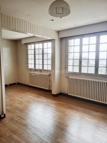 – Maison familiale avec grand terrain à Montgeron 
Située dans un quartier exclusivement pavillonnaire, cette grande maison individuelle séduit par ses volumes généreux, sa luminosité et son cadre de vie privilégié, pour une vie de famille.
Bâtie sur une parcelle de 1064m² parfaitement exposée.
 Maison spacieuse de 177 m² (surface utile de 270m² environ ) offrant un magnifique potentiel,elle constitue une opportunité rare dans ce secteur privilégié.

Elle se compose de 6 chambres réparties sur plusieurs niveaux, d'une très grande cuisine avec accès direct à la véranda, d'un espace de vie avec accès direct à une très grande terrasse, deux chambres en rez-de-chaussée, une salle de douche ,un WC, le tout édifier sur un sous-sol total   .
À l'étage, trois chambres, voire quatre, une très grande salle de bain, un WC, plusieurs dressings ,un, bureau
Idéales pour une grande famille ou pour accueillir un espace de travail et de loisirs. La maison dispose également de plusieurs dressings apportant un confort de rangement appréciable.
Au sous-sol,un espace d'environ 80m² avec salle d'eau, une buanderie ,un WC, un double garage

À rénover, cette propriété laisse libre cours à vos envies d’aménagement et de modernisation pour en faire la maison de vos rêves. Son vaste terrain permet d’imaginer de beaux aménagements extérieurs : jardin paysager, espace détente ou encore piscine.

Un bien rare sur le marché, à découvrir sans tarder.² Sur un terrain de 1064m²
Pour vos questions ou visites, je suis joignable 7/7 au 06.12.78.84.47.
J'accueille bien volontiers les clients de mes confrères