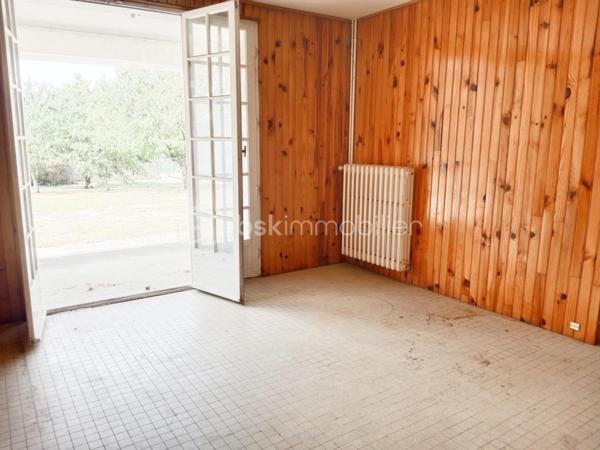 – Maison familiale avec grand terrain à Montgeron 
Située dans un quartier exclusivement pavillonnaire, cette grande maison individuelle séduit par ses volumes généreux, sa luminosité et son cadre de vie privilégié, pour une vie de famille.
Bâtie sur une parcelle de 1064m² parfaitement exposée.
 Maison spacieuse de 177 m² (surface utile de 270m² environ ) offrant un magnifique potentiel,elle constitue une opportunité rare dans ce secteur privilégié.

Elle se compose de 6 chambres réparties sur plusieurs niveaux, d'une très grande cuisine avec accès direct à la véranda, d'un espace de vie avec accès direct à une très grande terrasse, deux chambres en rez-de-chaussée, une salle de douche ,un WC, le tout édifier sur un sous-sol total   .
À l'étage, trois chambres, voire quatre, une très grande salle de bain, un WC, plusieurs dressings ,un, bureau
Idéales pour une grande famille ou pour accueillir un espace de travail et de loisirs. La maison dispose également de plusieurs dressings apportant un confort de rangement appréciable.
Au sous-sol,un espace d'environ 80m² avec salle d'eau, une buanderie ,un WC, un double garage

À rénover, cette propriété laisse libre cours à vos envies d’aménagement et de modernisation pour en faire la maison de vos rêves. Son vaste terrain permet d’imaginer de beaux aménagements extérieurs : jardin paysager, espace détente ou encore piscine.

Un bien rare sur le marché, à découvrir sans tarder.² Sur un terrain de 1064m²
Pour vos questions ou visites, je suis joignable 7/7 au 06.12.78.84.47.
J'accueille bien volontiers les clients de mes confrères