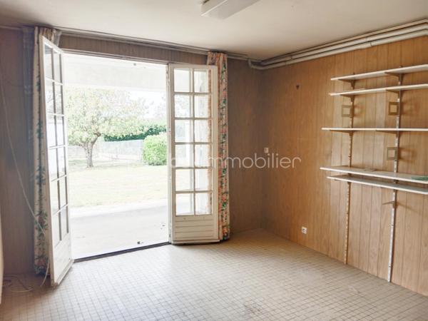 – Maison familiale avec grand terrain à Montgeron 
Située dans un quartier exclusivement pavillonnaire, cette grande maison individuelle séduit par ses volumes généreux, sa luminosité et son cadre de vie privilégié, pour une vie de famille.
Bâtie sur une parcelle de 1064m² parfaitement exposée.
 Maison spacieuse de 177 m² (surface utile de 270m² environ ) offrant un magnifique potentiel,elle constitue une opportunité rare dans ce secteur privilégié.

Elle se compose de 6 chambres réparties sur plusieurs niveaux, d'une très grande cuisine avec accès direct à la véranda, d'un espace de vie avec accès direct à une très grande terrasse, deux chambres en rez-de-chaussée, une salle de douche ,un WC, le tout édifier sur un sous-sol total   .
À l'étage, trois chambres, voire quatre, une très grande salle de bain, un WC, plusieurs dressings ,un, bureau
Idéales pour une grande famille ou pour accueillir un espace de travail et de loisirs. La maison dispose également de plusieurs dressings apportant un confort de rangement appréciable.
Au sous-sol,un espace d'environ 80m² avec salle d'eau, une buanderie ,un WC, un double garage

À rénover, cette propriété laisse libre cours à vos envies d’aménagement et de modernisation pour en faire la maison de vos rêves. Son vaste terrain permet d’imaginer de beaux aménagements extérieurs : jardin paysager, espace détente ou encore piscine.

Un bien rare sur le marché, à découvrir sans tarder.² Sur un terrain de 1064m²
Pour vos questions ou visites, je suis joignable 7/7 au 06.12.78.84.47.
J'accueille bien volontiers les clients de mes confrères