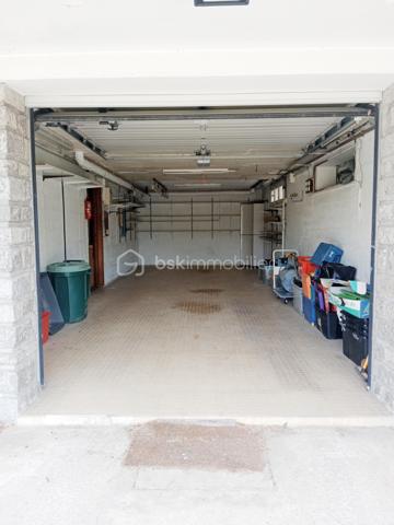 – Maison familiale avec grand terrain à Montgeron 
Située dans un quartier exclusivement pavillonnaire, cette grande maison individuelle séduit par ses volumes généreux, sa luminosité et son cadre de vie privilégié, pour une vie de famille.
Bâtie sur une parcelle de 1064m² parfaitement exposée.
 Maison spacieuse de 177 m² (surface utile de 270m² environ ) offrant un magnifique potentiel,elle constitue une opportunité rare dans ce secteur privilégié.

Elle se compose de 6 chambres réparties sur plusieurs niveaux, d'une très grande cuisine avec accès direct à la véranda, d'un espace de vie avec accès direct à une très grande terrasse, deux chambres en rez-de-chaussée, une salle de douche ,un WC, le tout édifier sur un sous-sol total   .
À l'étage, trois chambres, voire quatre, une très grande salle de bain, un WC, plusieurs dressings ,un, bureau
Idéales pour une grande famille ou pour accueillir un espace de travail et de loisirs. La maison dispose également de plusieurs dressings apportant un confort de rangement appréciable.
Au sous-sol,un espace d'environ 80m² avec salle d'eau, une buanderie ,un WC, un double garage

À rénover, cette propriété laisse libre cours à vos envies d’aménagement et de modernisation pour en faire la maison de vos rêves. Son vaste terrain permet d’imaginer de beaux aménagements extérieurs : jardin paysager, espace détente ou encore piscine.

Un bien rare sur le marché, à découvrir sans tarder.² Sur un terrain de 1064m²
Pour vos questions ou visites, je suis joignable 7/7 au 06.12.78.84.47.
J'accueille bien volontiers les clients de mes confrères