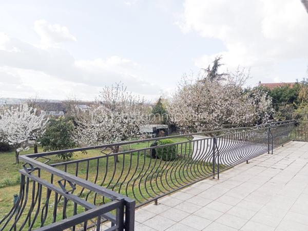 – Maison familiale avec grand terrain à Montgeron 
Située dans un quartier exclusivement pavillonnaire, cette grande maison individuelle séduit par ses volumes généreux, sa luminosité et son cadre de vie privilégié, pour une vie de famille.
Bâtie sur une parcelle de 1064m² parfaitement exposée.
 Maison spacieuse de 177 m² (surface utile de 270m² environ ) offrant un magnifique potentiel,elle constitue une opportunité rare dans ce secteur privilégié.

Elle se compose de 6 chambres réparties sur plusieurs niveaux, d'une très grande cuisine avec accès direct à la véranda, d'un espace de vie avec accès direct à une très grande terrasse, deux chambres en rez-de-chaussée, une salle de douche ,un WC, le tout édifier sur un sous-sol total   .
À l'étage, trois chambres, voire quatre, une très grande salle de bain, un WC, plusieurs dressings ,un, bureau
Idéales pour une grande famille ou pour accueillir un espace de travail et de loisirs. La maison dispose également de plusieurs dressings apportant un confort de rangement appréciable.
Au sous-sol,un espace d'environ 80m² avec salle d'eau, une buanderie ,un WC, un double garage

À rénover, cette propriété laisse libre cours à vos envies d’aménagement et de modernisation pour en faire la maison de vos rêves. Son vaste terrain permet d’imaginer de beaux aménagements extérieurs : jardin paysager, espace détente ou encore piscine.

Un bien rare sur le marché, à découvrir sans tarder.² Sur un terrain de 1064m²
Pour vos questions ou visites, je suis joignable 7/7 au 06.12.78.84.47.
J'accueille bien volontiers les clients de mes confrères