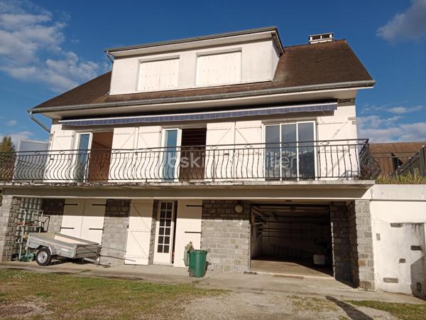 – Maison familiale avec grand terrain à Montgeron 
Située dans un quartier exclusivement pavillonnaire, cette grande maison individuelle séduit par ses volumes généreux, sa luminosité et son cadre de vie privilégié, pour une vie de famille.
Bâtie sur une parcelle de 1064m² parfaitement exposée.
 Maison spacieuse de 177 m² (surface utile de 270m² environ ) offrant un magnifique potentiel,elle constitue une opportunité rare dans ce secteur privilégié.

Elle se compose de 6 chambres réparties sur plusieurs niveaux, d'une très grande cuisine avec accès direct à la véranda, d'un espace de vie avec accès direct à une très grande terrasse, deux chambres en rez-de-chaussée, une salle de douche ,un WC, le tout édifier sur un sous-sol total   .
À l'étage, trois chambres, voire quatre, une très grande salle de bain, un WC, plusieurs dressings ,un, bureau
Idéales pour une grande famille ou pour accueillir un espace de travail et de loisirs. La maison dispose également de plusieurs dressings apportant un confort de rangement appréciable.
Au sous-sol,un espace d'environ 80m² avec salle d'eau, une buanderie ,un WC, un double garage

À rénover, cette propriété laisse libre cours à vos envies d’aménagement et de modernisation pour en faire la maison de vos rêves. Son vaste terrain permet d’imaginer de beaux aménagements extérieurs : jardin paysager, espace détente ou encore piscine.

Un bien rare sur le marché, à découvrir sans tarder.² Sur un terrain de 1064m²
Pour vos questions ou visites, je suis joignable 7/7 au 06.12.78.84.47.
J'accueille bien volontiers les clients de mes confrères