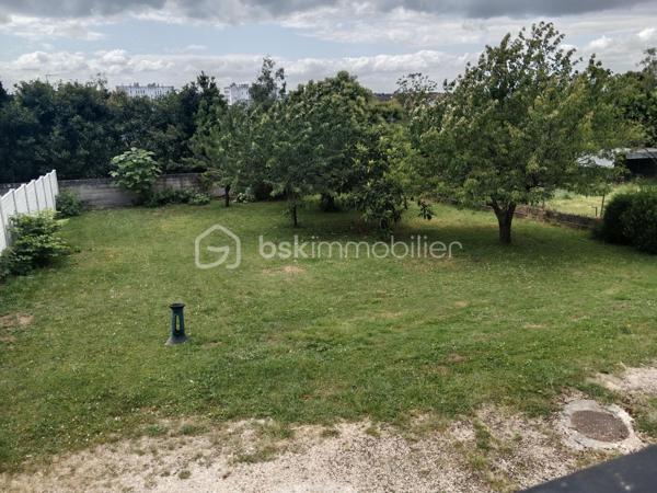 – Maison familiale avec grand terrain à Montgeron 
Située dans un quartier exclusivement pavillonnaire, cette grande maison individuelle séduit par ses volumes généreux, sa luminosité et son cadre de vie privilégié, pour une vie de famille.
Bâtie sur une parcelle de 1064m² parfaitement exposée.
 Maison spacieuse de 177 m² (surface utile de 270m² environ ) offrant un magnifique potentiel,elle constitue une opportunité rare dans ce secteur privilégié.

Elle se compose de 6 chambres réparties sur plusieurs niveaux, d'une très grande cuisine avec accès direct à la véranda, d'un espace de vie avec accès direct à une très grande terrasse, deux chambres en rez-de-chaussée, une salle de douche ,un WC, le tout édifier sur un sous-sol total   .
À l'étage, trois chambres, voire quatre, une très grande salle de bain, un WC, plusieurs dressings ,un, bureau
Idéales pour une grande famille ou pour accueillir un espace de travail et de loisirs. La maison dispose également de plusieurs dressings apportant un confort de rangement appréciable.
Au sous-sol,un espace d'environ 80m² avec salle d'eau, une buanderie ,un WC, un double garage

À rénover, cette propriété laisse libre cours à vos envies d’aménagement et de modernisation pour en faire la maison de vos rêves. Son vaste terrain permet d’imaginer de beaux aménagements extérieurs : jardin paysager, espace détente ou encore piscine.

Un bien rare sur le marché, à découvrir sans tarder.² Sur un terrain de 1064m²
Pour vos questions ou visites, je suis joignable 7/7 au 06.12.78.84.47.
J'accueille bien volontiers les clients de mes confrères