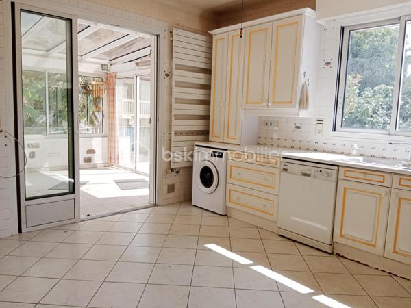 – Maison familiale avec grand terrain à Montgeron 
Située dans un quartier exclusivement pavillonnaire, cette grande maison individuelle séduit par ses volumes généreux, sa luminosité et son cadre de vie privilégié, pour une vie de famille.
Bâtie sur une parcelle de 1064m² parfaitement exposée.
 Maison spacieuse de 177 m² (surface utile de 270m² environ ) offrant un magnifique potentiel,elle constitue une opportunité rare dans ce secteur privilégié.

Elle se compose de 6 chambres réparties sur plusieurs niveaux, d'une très grande cuisine avec accès direct à la véranda, d'un espace de vie avec accès direct à une très grande terrasse, deux chambres en rez-de-chaussée, une salle de douche ,un WC, le tout édifier sur un sous-sol total   .
À l'étage, trois chambres, voire quatre, une très grande salle de bain, un WC, plusieurs dressings ,un, bureau
Idéales pour une grande famille ou pour accueillir un espace de travail et de loisirs. La maison dispose également de plusieurs dressings apportant un confort de rangement appréciable.
Au sous-sol,un espace d'environ 80m² avec salle d'eau, une buanderie ,un WC, un double garage

À rénover, cette propriété laisse libre cours à vos envies d’aménagement et de modernisation pour en faire la maison de vos rêves. Son vaste terrain permet d’imaginer de beaux aménagements extérieurs : jardin paysager, espace détente ou encore piscine.

Un bien rare sur le marché, à découvrir sans tarder.² Sur un terrain de 1064m²
Pour vos questions ou visites, je suis joignable 7/7 au 06.12.78.84.47.
J'accueille bien volontiers les clients de mes confrères