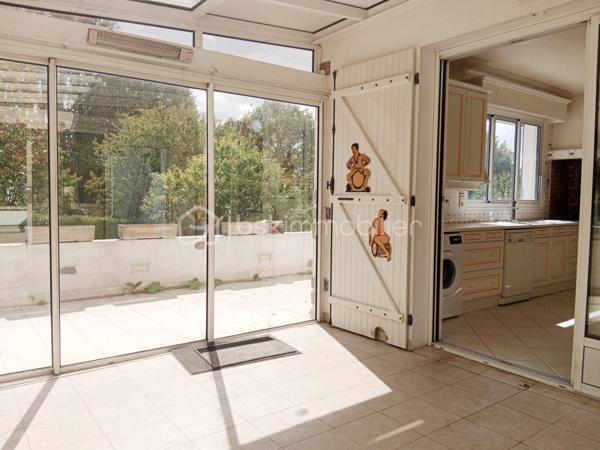 – Maison familiale avec grand terrain à Montgeron 
Située dans un quartier exclusivement pavillonnaire, cette grande maison individuelle séduit par ses volumes généreux, sa luminosité et son cadre de vie privilégié, pour une vie de famille.
Bâtie sur une parcelle de 1064m² parfaitement exposée.
 Maison spacieuse de 177 m² (surface utile de 270m² environ ) offrant un magnifique potentiel,elle constitue une opportunité rare dans ce secteur privilégié.

Elle se compose de 6 chambres réparties sur plusieurs niveaux, d'une très grande cuisine avec accès direct à la véranda, d'un espace de vie avec accès direct à une très grande terrasse, deux chambres en rez-de-chaussée, une salle de douche ,un WC, le tout édifier sur un sous-sol total   .
À l'étage, trois chambres, voire quatre, une très grande salle de bain, un WC, plusieurs dressings ,un, bureau
Idéales pour une grande famille ou pour accueillir un espace de travail et de loisirs. La maison dispose également de plusieurs dressings apportant un confort de rangement appréciable.
Au sous-sol,un espace d'environ 80m² avec salle d'eau, une buanderie ,un WC, un double garage

À rénover, cette propriété laisse libre cours à vos envies d’aménagement et de modernisation pour en faire la maison de vos rêves. Son vaste terrain permet d’imaginer de beaux aménagements extérieurs : jardin paysager, espace détente ou encore piscine.

Un bien rare sur le marché, à découvrir sans tarder.² Sur un terrain de 1064m²
Pour vos questions ou visites, je suis joignable 7/7 au 06.12.78.84.47.
J'accueille bien volontiers les clients de mes confrères