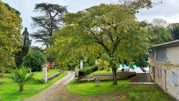 EXCLUSIVITE - FRANCOIS - Propriété de 427m² avec un terrain de 16 000m²