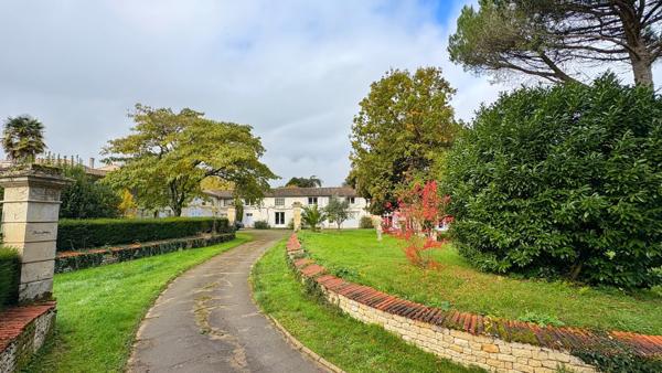 EXCLUSIVITE - FRANCOIS - Propriété de 427m² avec un terrain de 16 000m²