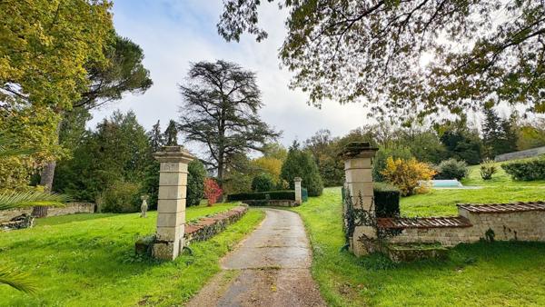 EXCLUSIVITE - FRANCOIS - Propriété de 427m² avec un terrain de 16 000m²