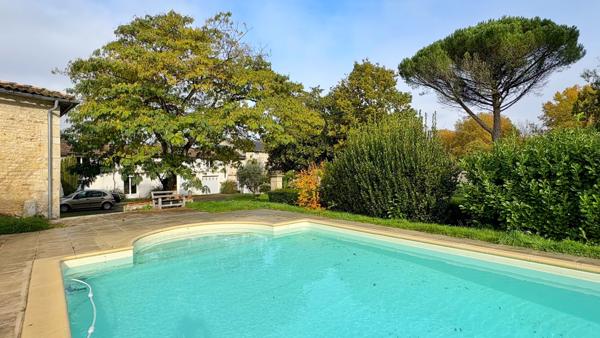 EXCLUSIVITE - FRANCOIS - Propriété de 427m² avec un terrain de 16 000m²