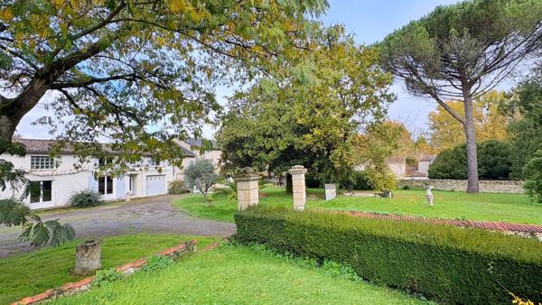 EXCLUSIVITE - FRANCOIS - Propriété de 427m² avec un terrain de 16 000m²