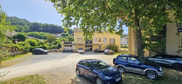Bâtiment commercial d’exception – Deux niveaux – Prestations haut de gamme