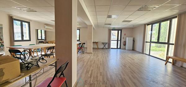 Bâtiment commercial d’exception – Deux niveaux – Prestations haut de gamme