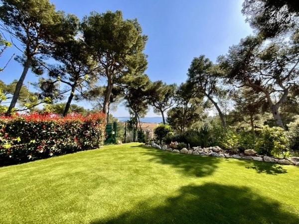 Une adresse confidentielle et jardin Méditérannéen face à la mer.