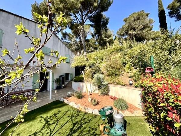 Une adresse confidentielle et jardin Méditérannéen face à la mer.