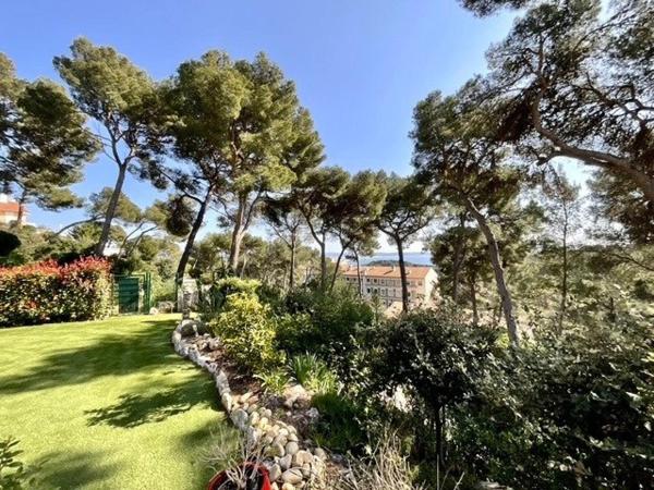 Une adresse confidentielle et jardin Méditérannéen face à la mer.