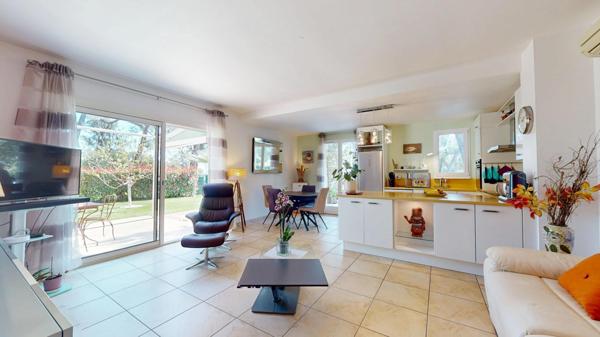 Une adresse confidentielle et jardin Méditérannéen face à la mer.