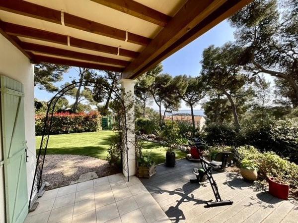 Une adresse confidentielle et jardin Méditérannéen face à la mer.