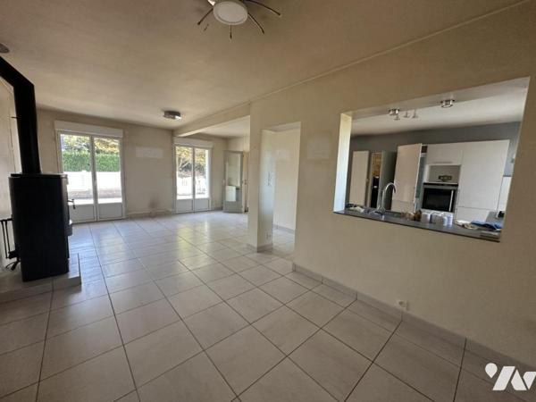 A VENDRE 56 SENE Centre, à 2 pas commerces, maison non mitoyenne, jardin 601 m²