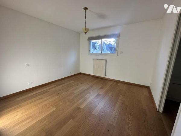 A VENDRE 56 SENE Centre, à 2 pas commerces, maison non mitoyenne, jardin 601 m²