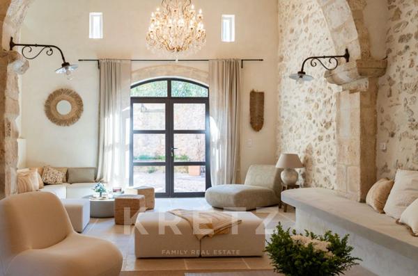 EXCLUSIVITÉ – EYGALIÈRES – MAS AUTHENTIQUE DU XVIIIe SIÈCLE DE 320 m2, 6 chambres