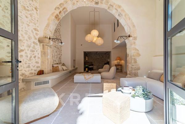 EXCLUSIVITÉ – EYGALIÈRES – MAS AUTHENTIQUE DU XVIIIe SIÈCLE DE 320 m2, 6 chambres