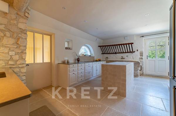 EXCLUSIVITÉ – EYGALIÈRES – MAS AUTHENTIQUE DU XVIIIe SIÈCLE DE 320 m2, 6 chambres