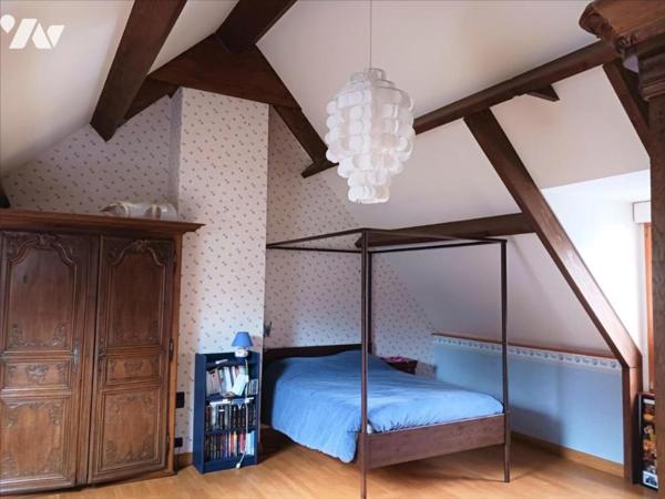 Propriété de caractère en très bon état, implantée sur un beau parc de 4.352 m² en centre ville sans