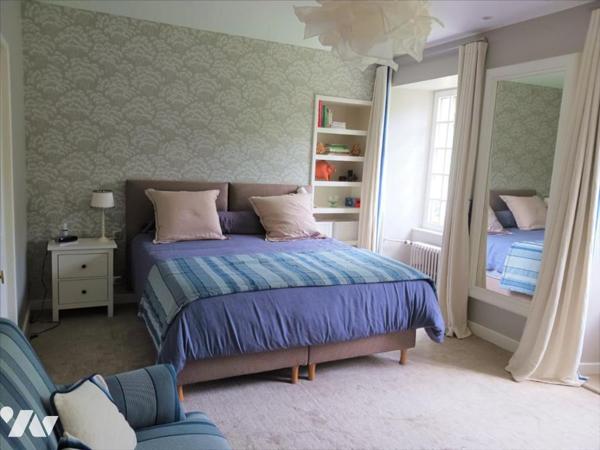 Propriété de caractère en très bon état, implantée sur un beau parc de 4.352 m² en centre ville sans