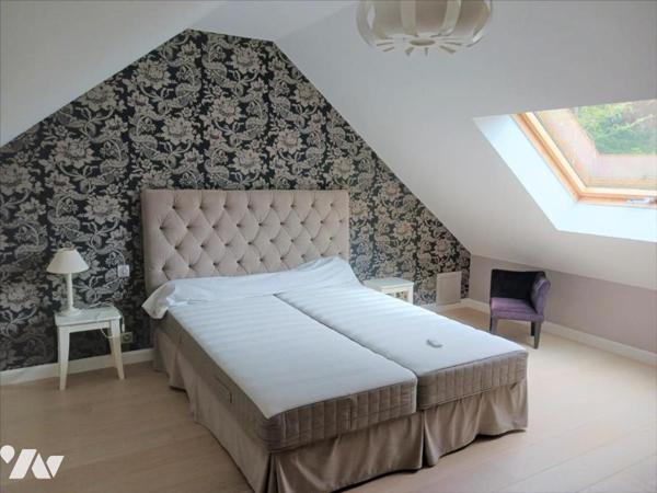 Propriété de caractère en très bon état, implantée sur un beau parc de 4.352 m² en centre ville sans