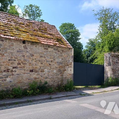 Propriété de caractère en très bon état, implantée sur un beau parc de 4.352 m² en centre ville sans