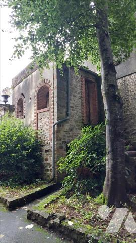 Propriété de caractère en très bon état, implantée sur un beau parc de 4.352 m² en centre ville sans