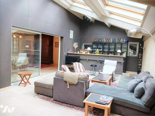 Propriété de caractère en très bon état, implantée sur un beau parc de 4.352 m² en centre ville sans