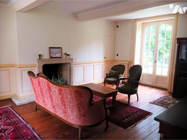 Propriété de caractère en très bon état, implantée sur un beau parc de 4.352 m² en centre ville sans