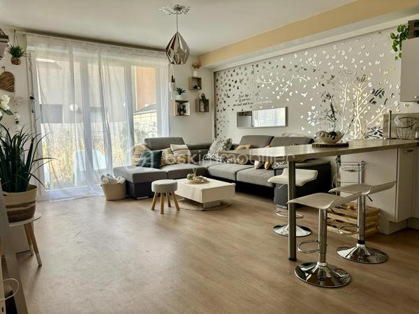 Situé dans une résidence récente de 2018, composée de 42 logements, offrant une bonne performance énergétique et un cadre de vie agréable, je vous invite à découvrir ce bel appartement en rez-de-jardin.

Idéalement situé, vous profiterez d'un emplacement privilégié :
- à 5 minutes à pied de la gare reliant PARIS GARE DE LYON en 45 minutes;
- à proximité immédiate d'un supermarché ;
- à seulement 10 minutes à pied du centre historique de Moret-sur-Loing, l'un des plus beaux villages de France.

L'appartement se compose de :
- une entrée avec placard ;
- un agréable salon-séjour lumineux ouvert sur une cuisine entièrement équipée ;
- 2 belles chambres avec penderie;
- une salle de bains avec WC et un espace buanderie.

À l'extérieur, vous bénéficierez d'un jardin privatif clos d'environ 40 m², idéal pour profiter des beaux jours.

2 places de stationnement privatives extérieures juste devant l'entrée complètent ce bien.

Cet appartement, alliant confort moderne, faible consommation énergétique et emplacement recherché, conviendra aussi bien à une résidence principale qu'à un investissement locatif.

À visiter sans tarder !