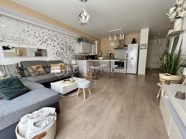 Situé dans une résidence récente de 2018, composée de 42 logements, offrant une bonne performance énergétique et un cadre de vie agréable, je vous invite à découvrir ce bel appartement en rez-de-jardin.

Idéalement situé, vous profiterez d'un emplacement privilégié :
- à 5 minutes à pied de la gare reliant PARIS GARE DE LYON en 45 minutes;
- à proximité immédiate d'un supermarché ;
- à seulement 10 minutes à pied du centre historique de Moret-sur-Loing, l'un des plus beaux villages de France.

L'appartement se compose de :
- une entrée avec placard ;
- un agréable salon-séjour lumineux ouvert sur une cuisine entièrement équipée ;
- 2 belles chambres avec penderie;
- une salle de bains avec WC et un espace buanderie.

À l'extérieur, vous bénéficierez d'un jardin privatif clos d'environ 40 m², idéal pour profiter des beaux jours.

2 places de stationnement privatives extérieures juste devant l'entrée complètent ce bien.

Cet appartement, alliant confort moderne, faible consommation énergétique et emplacement recherché, conviendra aussi bien à une résidence principale qu'à un investissement locatif.

À visiter sans tarder !