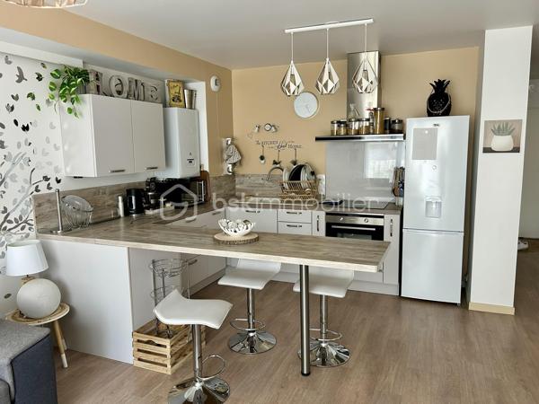 Situé dans une résidence récente de 2018, composée de 42 logements, offrant une bonne performance énergétique et un cadre de vie agréable, je vous invite à découvrir ce bel appartement en rez-de-jardin.

Idéalement situé, vous profiterez d'un emplacement privilégié :
- à 5 minutes à pied de la gare reliant PARIS GARE DE LYON en 45 minutes;
- à proximité immédiate d'un supermarché ;
- à seulement 10 minutes à pied du centre historique de Moret-sur-Loing, l'un des plus beaux villages de France.

L'appartement se compose de :
- une entrée avec placard ;
- un agréable salon-séjour lumineux ouvert sur une cuisine entièrement équipée ;
- 2 belles chambres avec penderie;
- une salle de bains avec WC et un espace buanderie.

À l'extérieur, vous bénéficierez d'un jardin privatif clos d'environ 40 m², idéal pour profiter des beaux jours.

2 places de stationnement privatives extérieures juste devant l'entrée complètent ce bien.

Cet appartement, alliant confort moderne, faible consommation énergétique et emplacement recherché, conviendra aussi bien à une résidence principale qu'à un investissement locatif.

À visiter sans tarder !