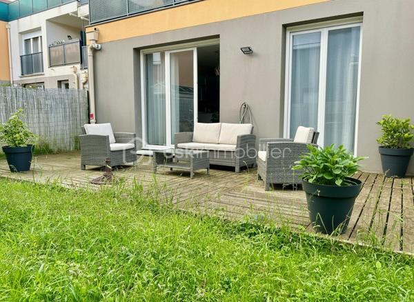 Situé dans une résidence récente de 2018, composée de 42 logements, offrant une bonne performance énergétique et un cadre de vie agréable, je vous invite à découvrir ce bel appartement en rez-de-jardin.

Idéalement situé, vous profiterez d'un emplacement privilégié :
- à 5 minutes à pied de la gare reliant PARIS GARE DE LYON en 45 minutes;
- à proximité immédiate d'un supermarché ;
- à seulement 10 minutes à pied du centre historique de Moret-sur-Loing, l'un des plus beaux villages de France.

L'appartement se compose de :
- une entrée avec placard ;
- un agréable salon-séjour lumineux ouvert sur une cuisine entièrement équipée ;
- 2 belles chambres avec penderie;
- une salle de bains avec WC et un espace buanderie.

À l'extérieur, vous bénéficierez d'un jardin privatif clos d'environ 40 m², idéal pour profiter des beaux jours.

2 places de stationnement privatives extérieures juste devant l'entrée complètent ce bien.

Cet appartement, alliant confort moderne, faible consommation énergétique et emplacement recherché, conviendra aussi bien à une résidence principale qu'à un investissement locatif.

À visiter sans tarder !